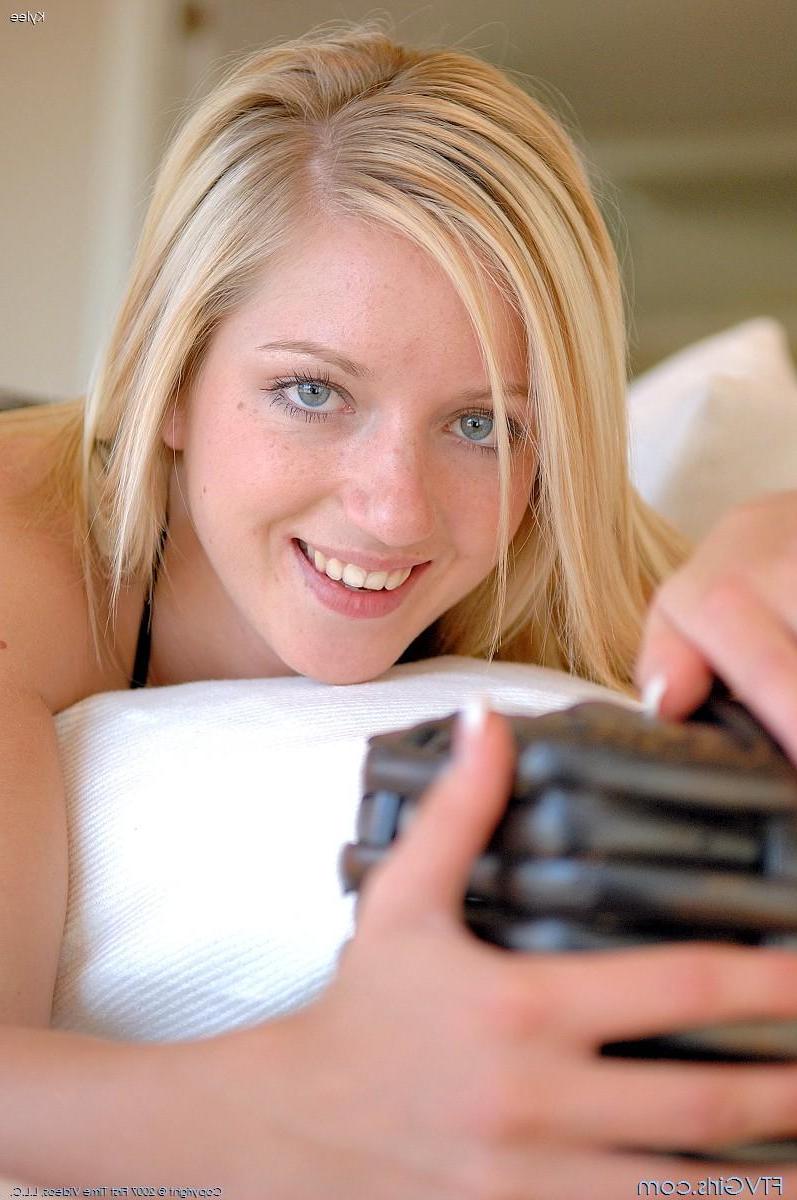 20P Pictures of Kylee Reese spreading for your cock
