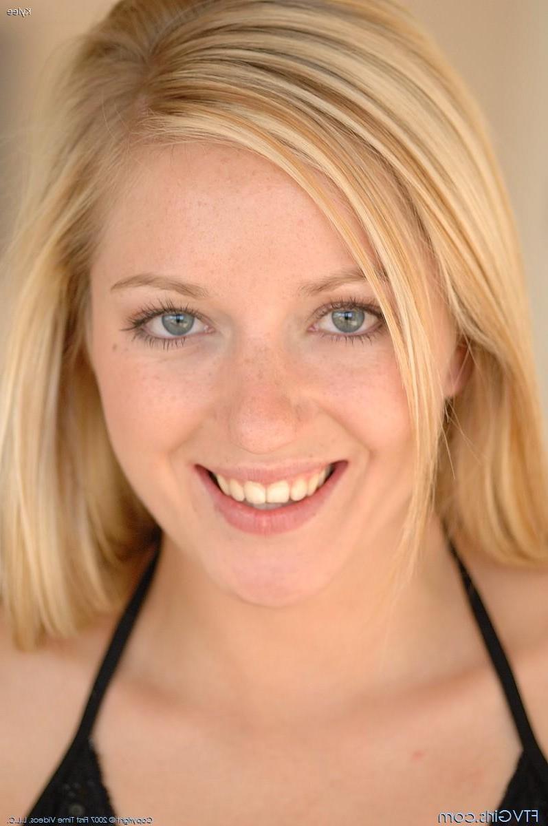 20P Pictures of Kylee Reese spreading for your cock