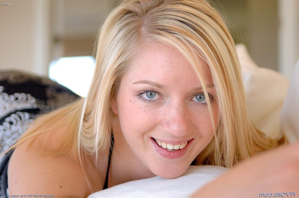 20P Pictures of Kylee Reese spreading for your cock