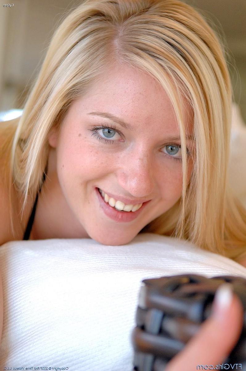 20P Pictures of Kylee Reese spreading for your cock