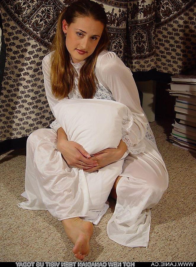 20P Pictures of teen amateur Lanie.ca flaunting in lingerie