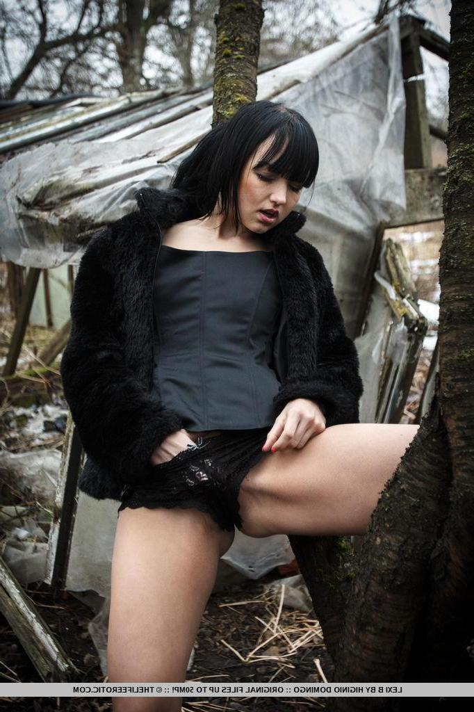16P Brunette babe Lexi B plays with her wet pussy outside