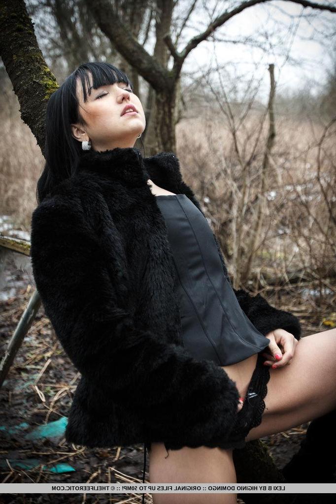 16P Brunette babe Lexi B plays with her wet pussy outside