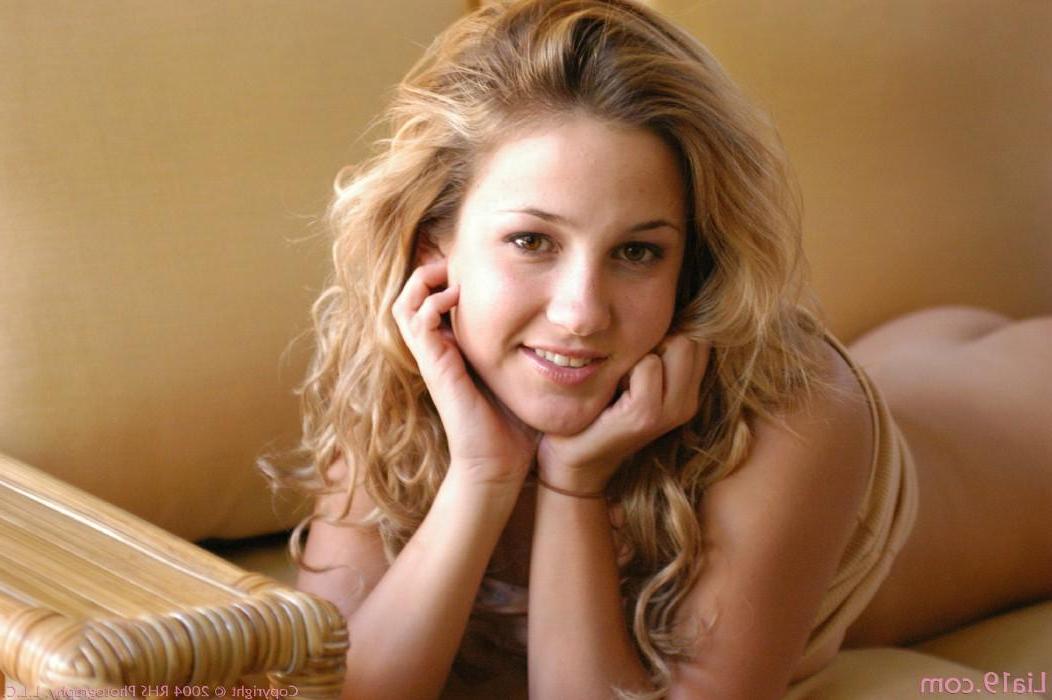 18P Pics of Lia 19 getting naked for you