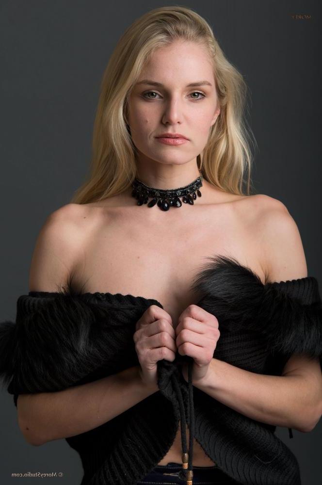 11P Blonde babe Liz Ashley shows you her nude body