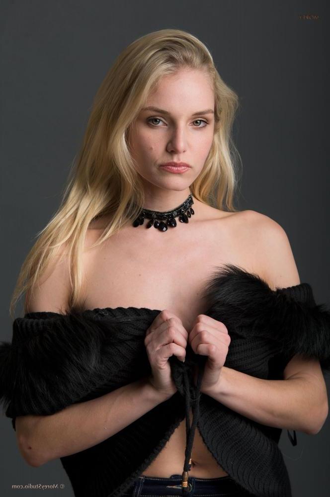 11P Blonde babe Liz Ashley shows you her nude body