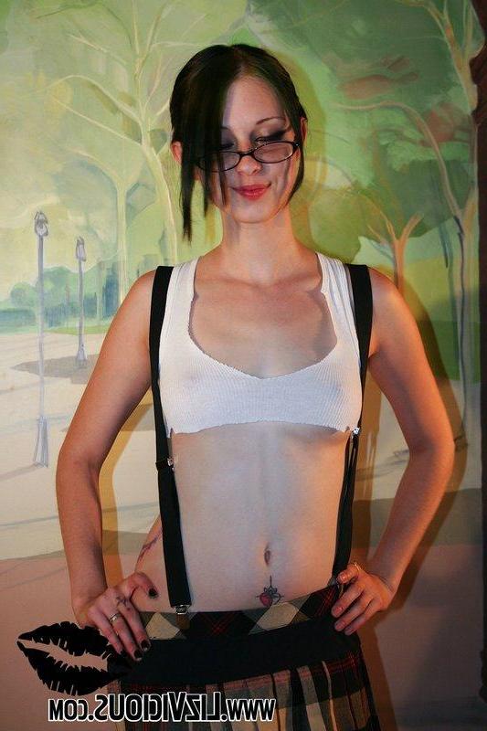 20P Pictures of teen star Liz Vicious masturbating after class