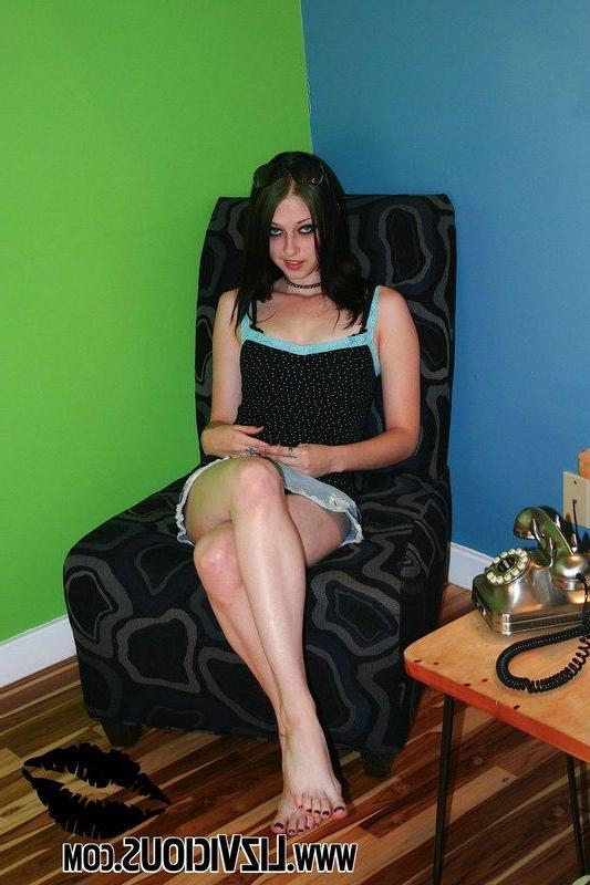 20P Pictures of Liz Vicious having hot phone sex