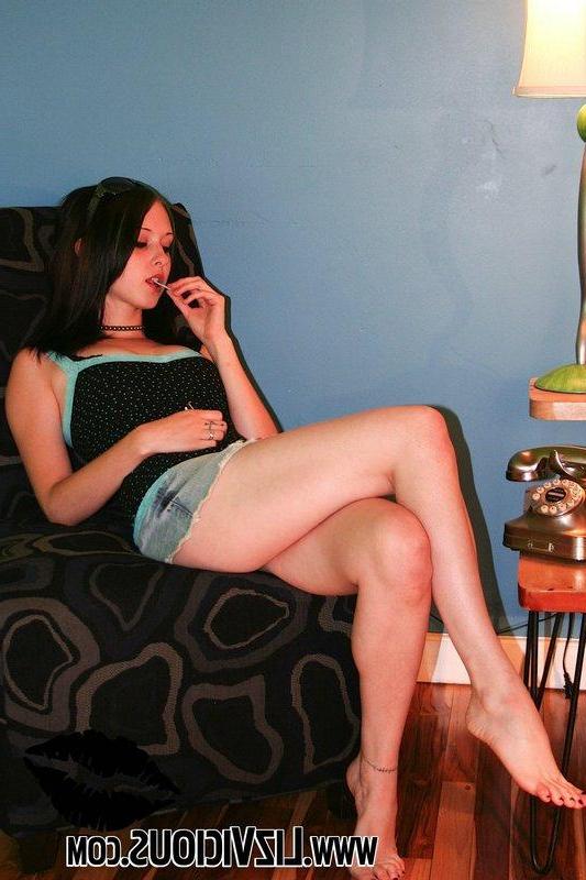 20P Pictures of Liz Vicious having hot phone sex