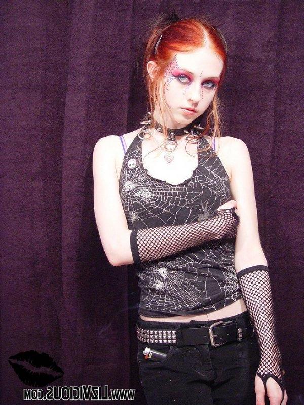 16P Liz Vicious in crazy makeup