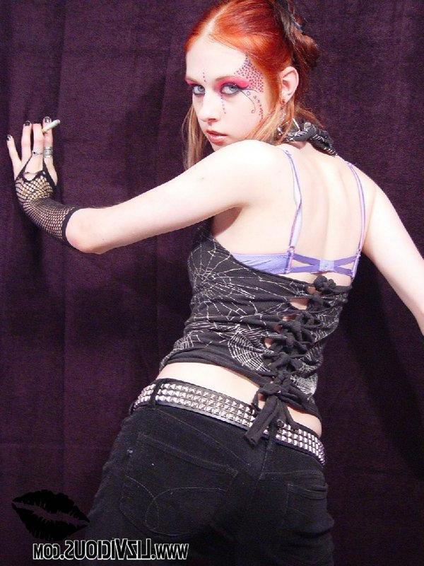 16P Liz Vicious in crazy makeup
