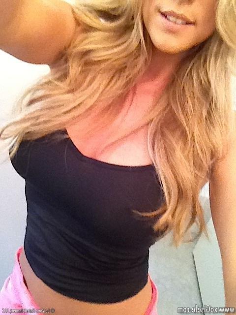 15P Gisele shares her private collection of camera phone pictures