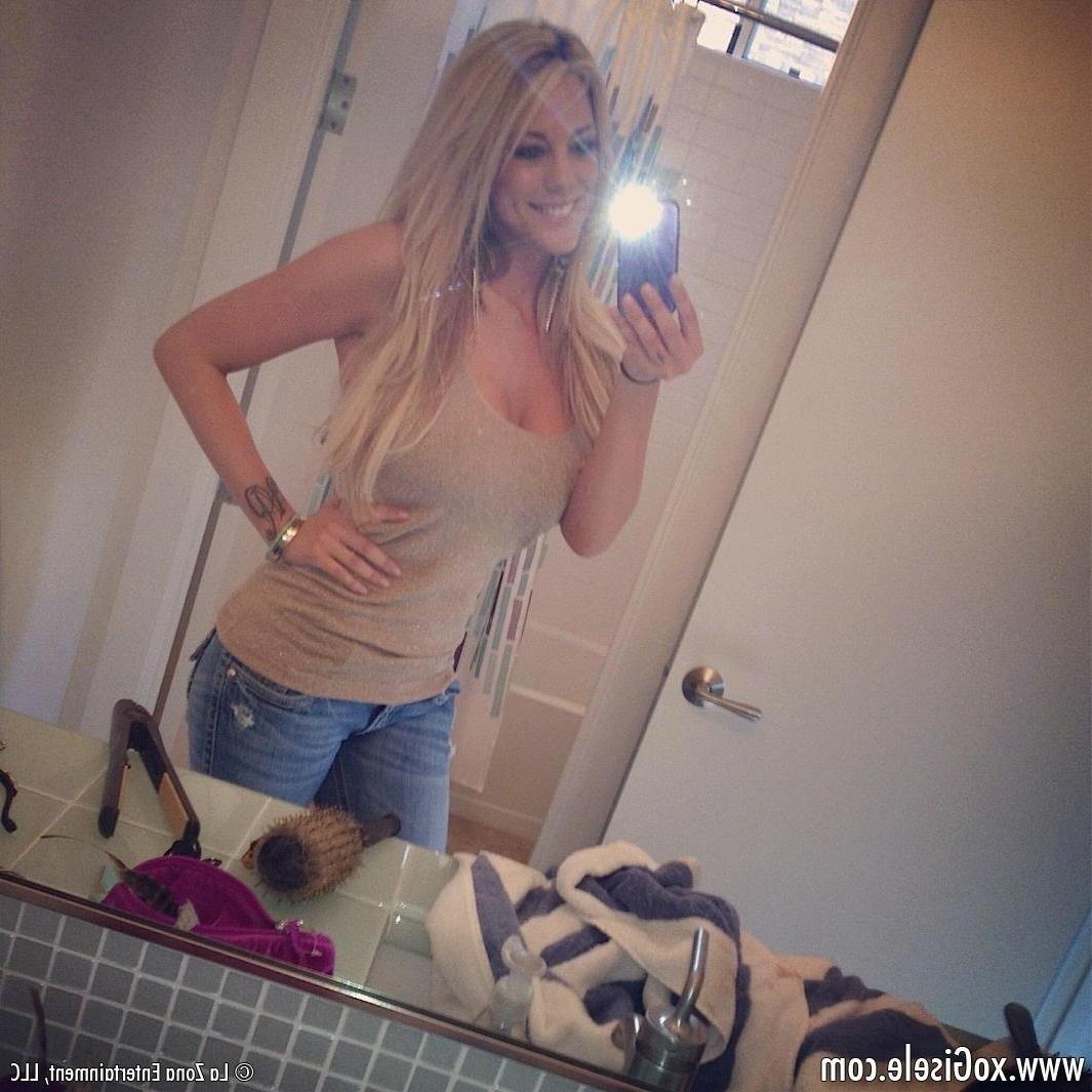 15P Gisele shares her private collection of camera phone pictures