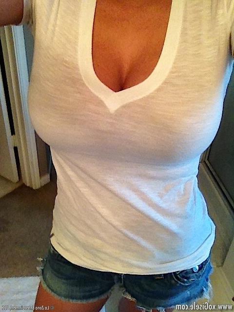 15P Gisele shares her private collection of camera phone pictures