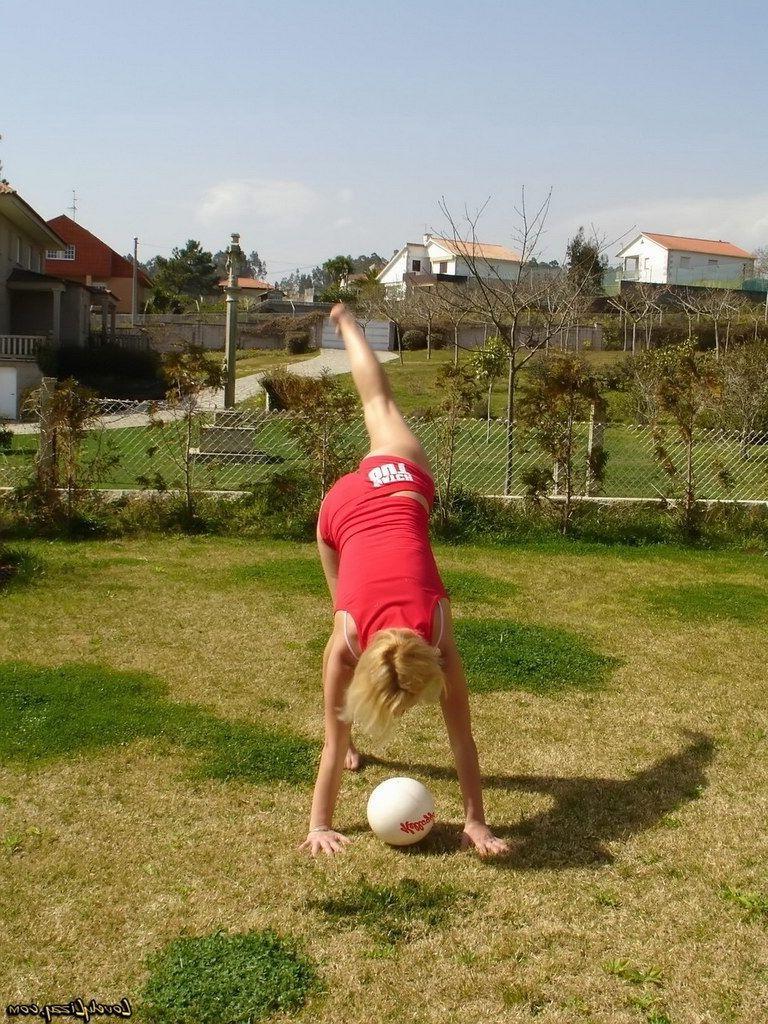20P Pictures of teen Lovely Lizzy showing off outside