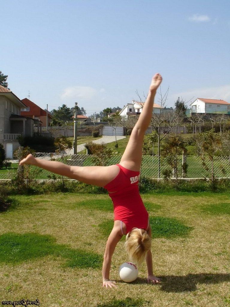 20P Pictures of teen Lovely Lizzy showing off outside