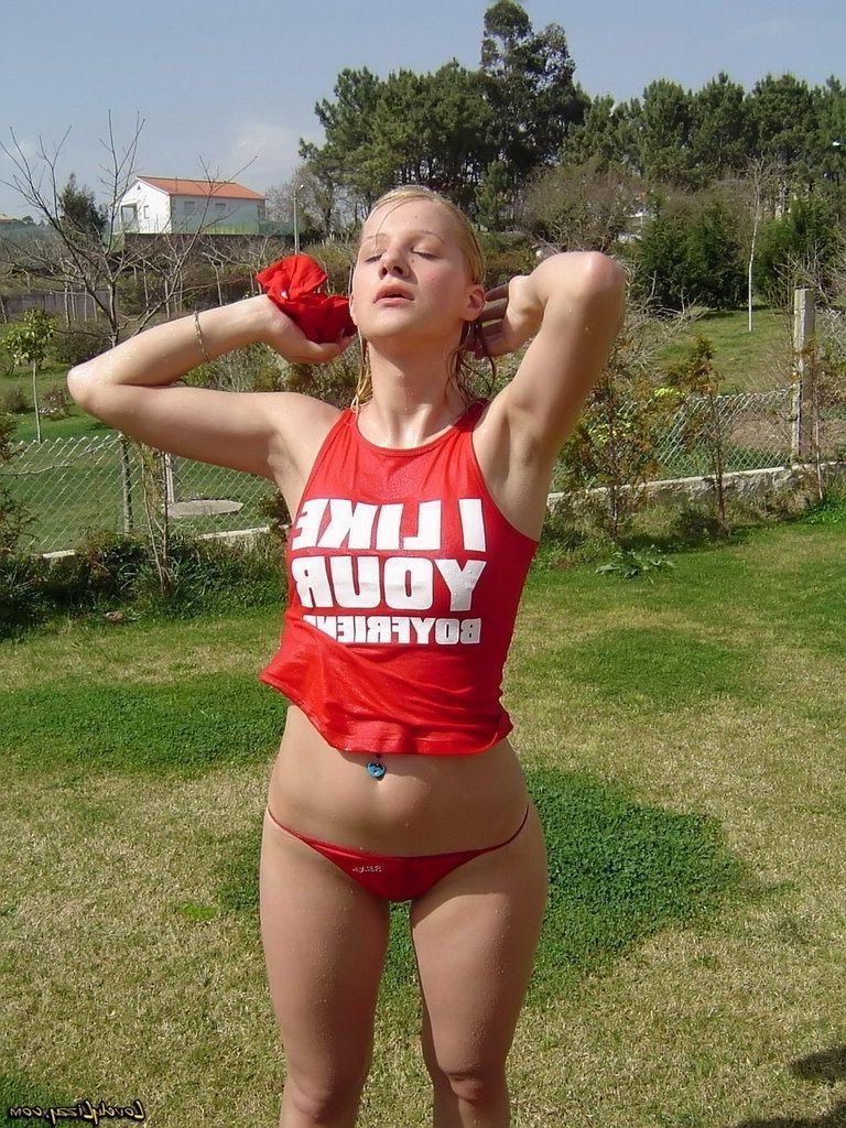 20P Pictures of teen Lovely Lizzy showing off outside