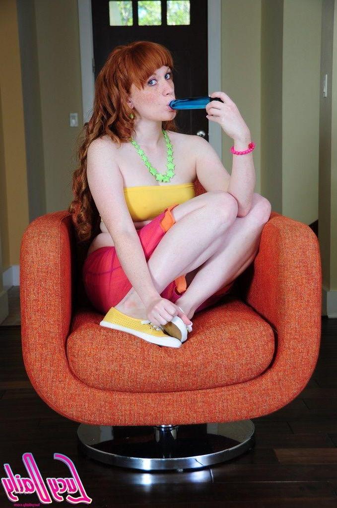 20P Pictures of teen amateur Lucy Daily masturbating until you get there