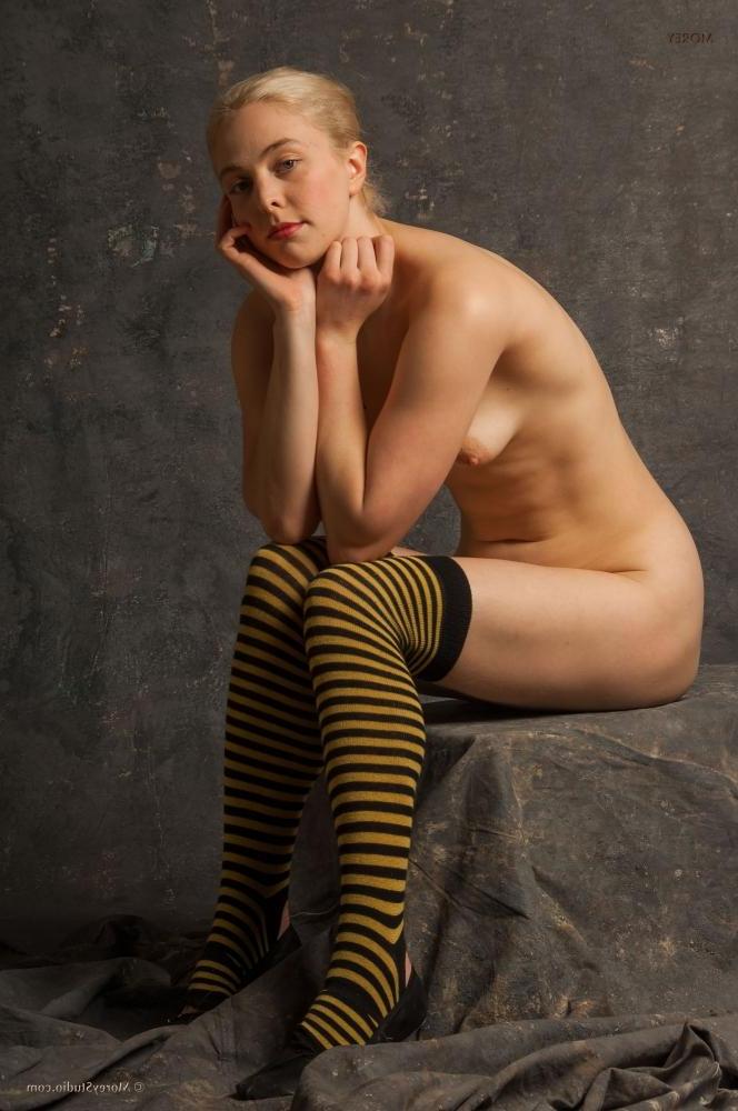 10P Blonde teen Mae shows off her hot tight body in the studio