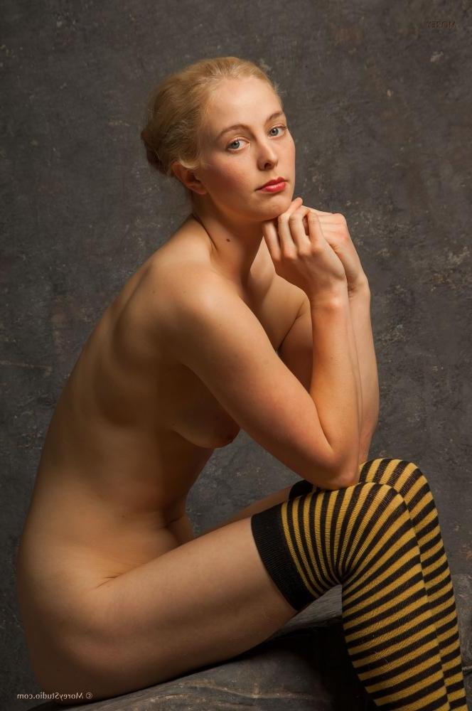 10P Blonde teen Mae shows off her hot tight body in the studio