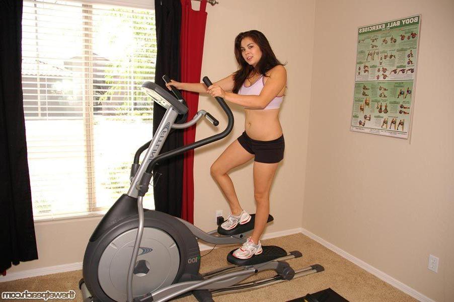 16P Pictures of wet peach Mai getting hot while working out