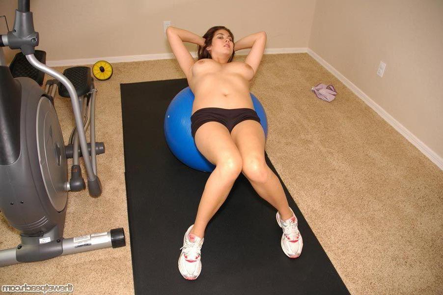 16P Pictures of wet peach Mai getting hot while working out