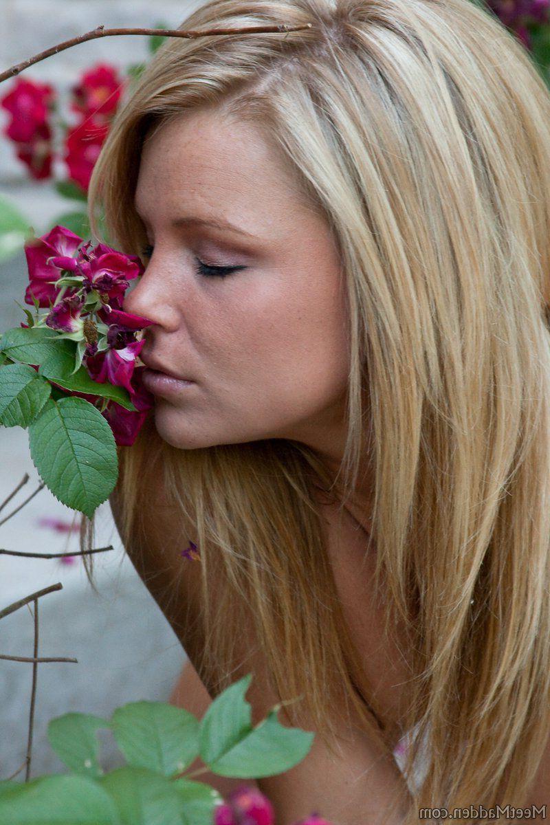 15P Pictures of Meet Madden teasing in the garden