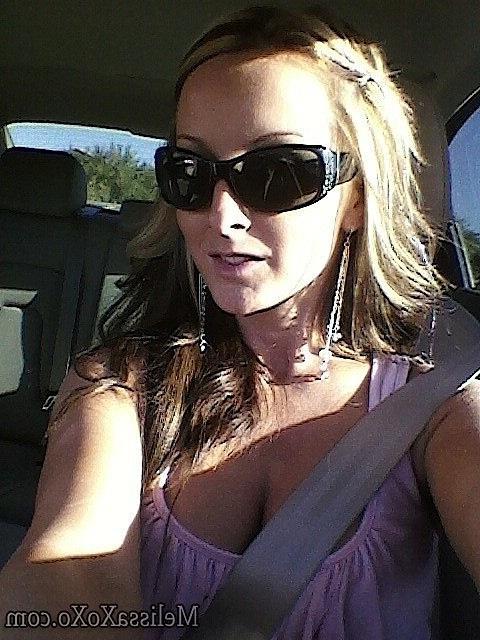 15P Pictures of Melissa XoXo taking hot selfshots with her cellphone