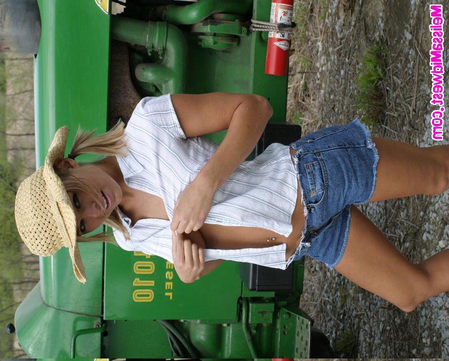 15P Melissa dresses up like a cowgirl