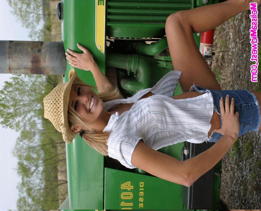15P Melissa dresses up like a cowgirl