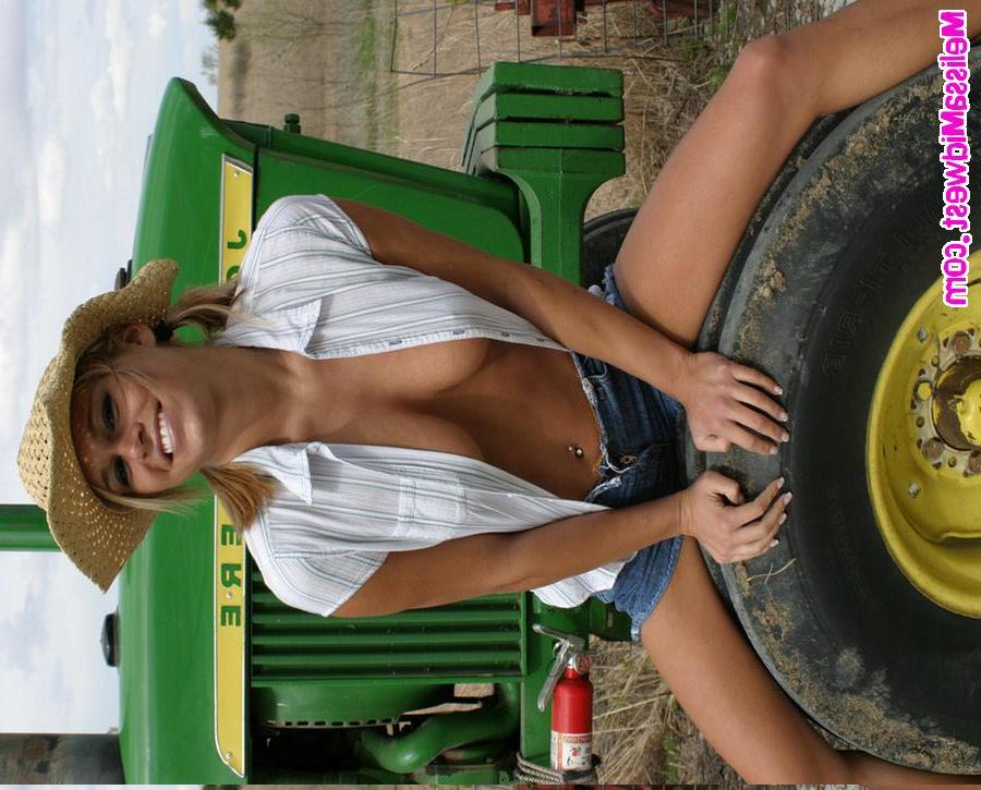 15P Melissa dresses up like a cowgirl