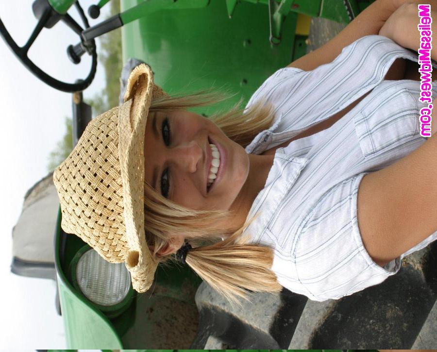 15P Melissa dresses up like a cowgirl