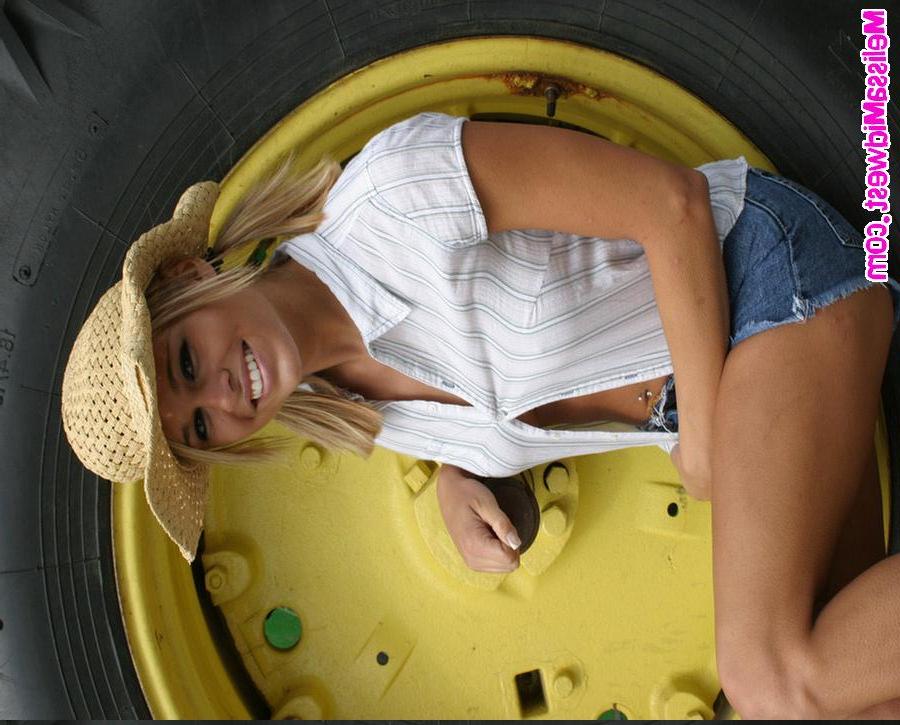 15P Melissa dresses up like a cowgirl