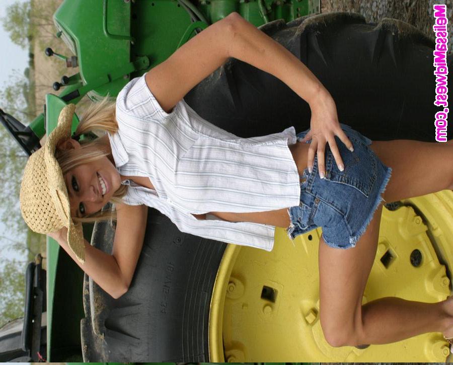 15P Melissa dresses up like a cowgirl