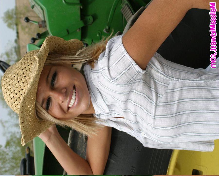 15P Melissa dresses up like a cowgirl