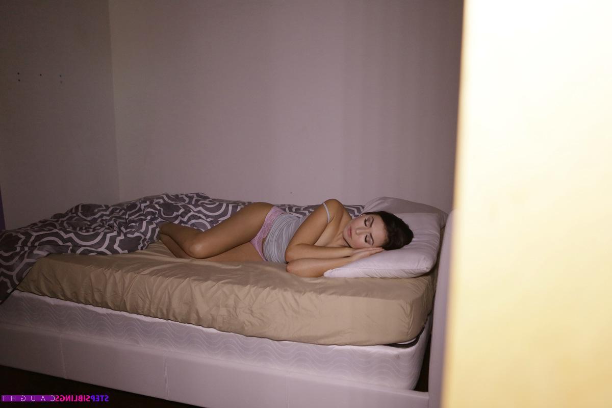 16P Brunette teen Melissa Moore bangs her step-brother