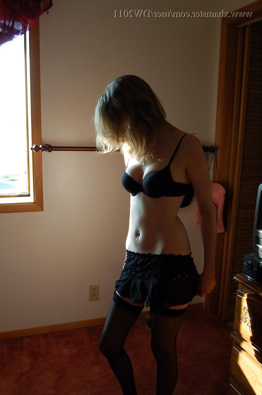 25P Cowgirl teasing with giant dildo