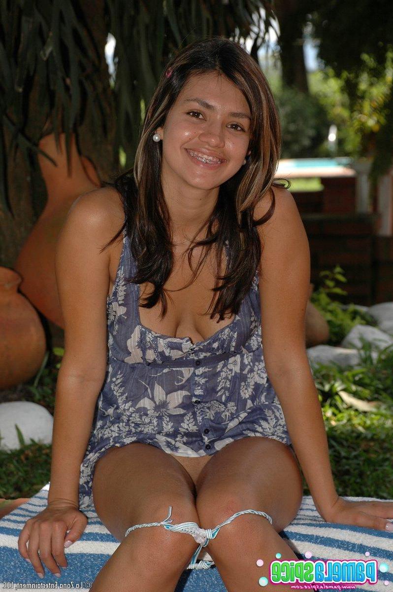 15P Pictures of Pamela Spice masturbating outside