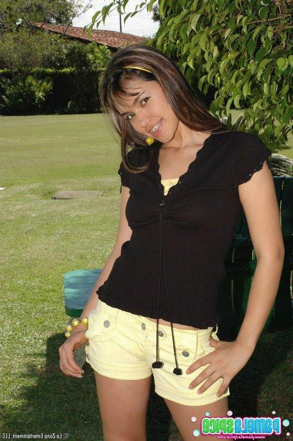 15P Pictures of teen hottie Pamela Spice masturbating outside
