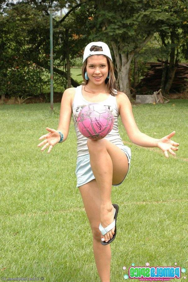 15P Pictures of teen cutie Pamela Spice masturbating outside