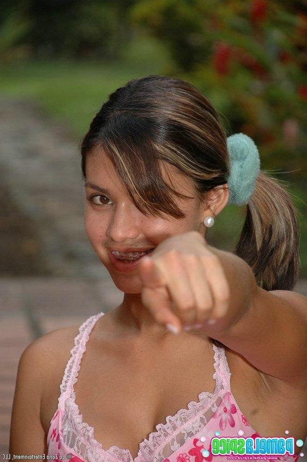 15P Pictures of Pamela Spice masturbating in her back yard