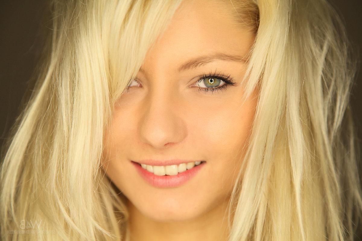16P Blonde model Grace gets naked and displays her sexy body in the studio