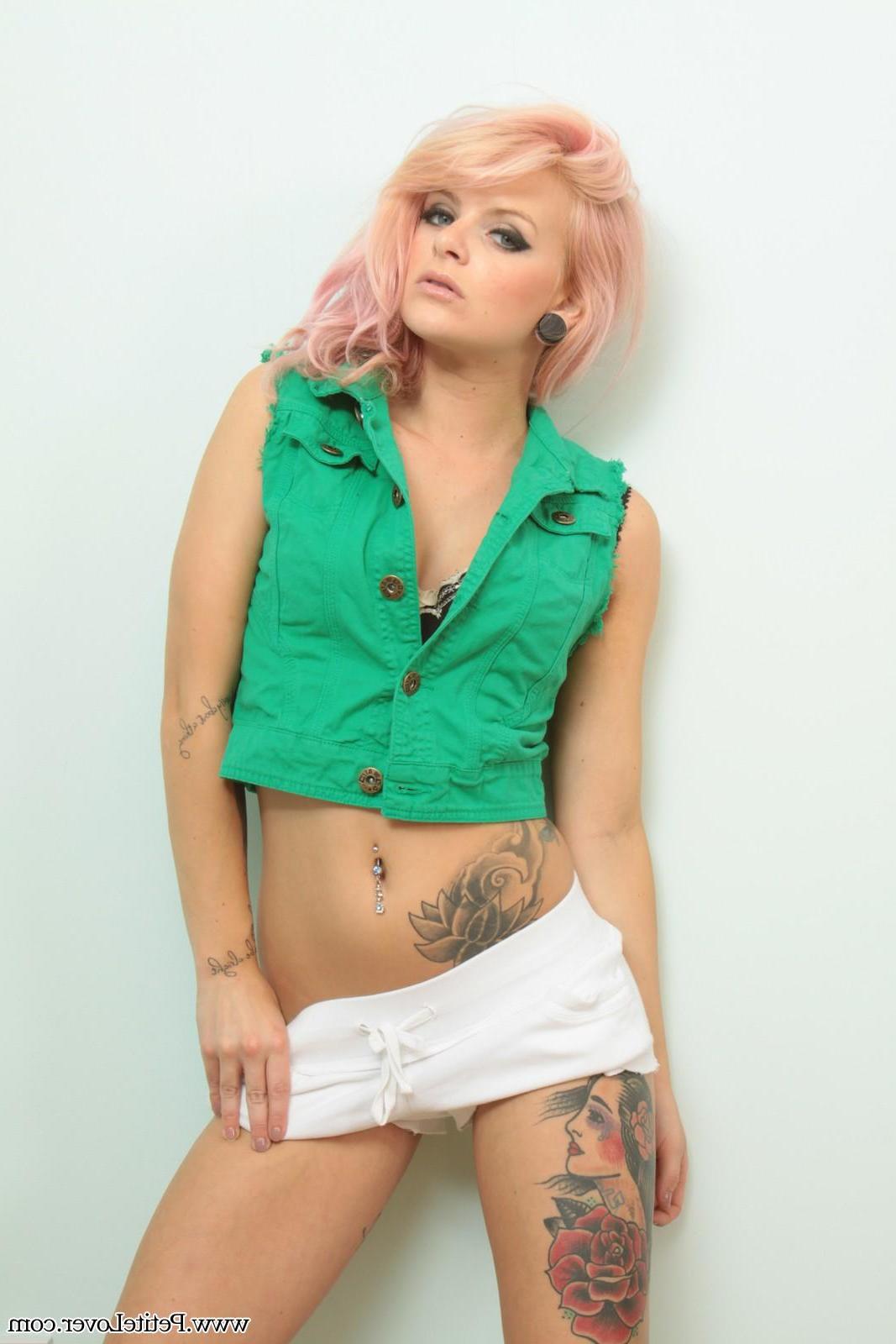 16P Hot emo girl Rachel Lauren strips naked and waits for you in bed