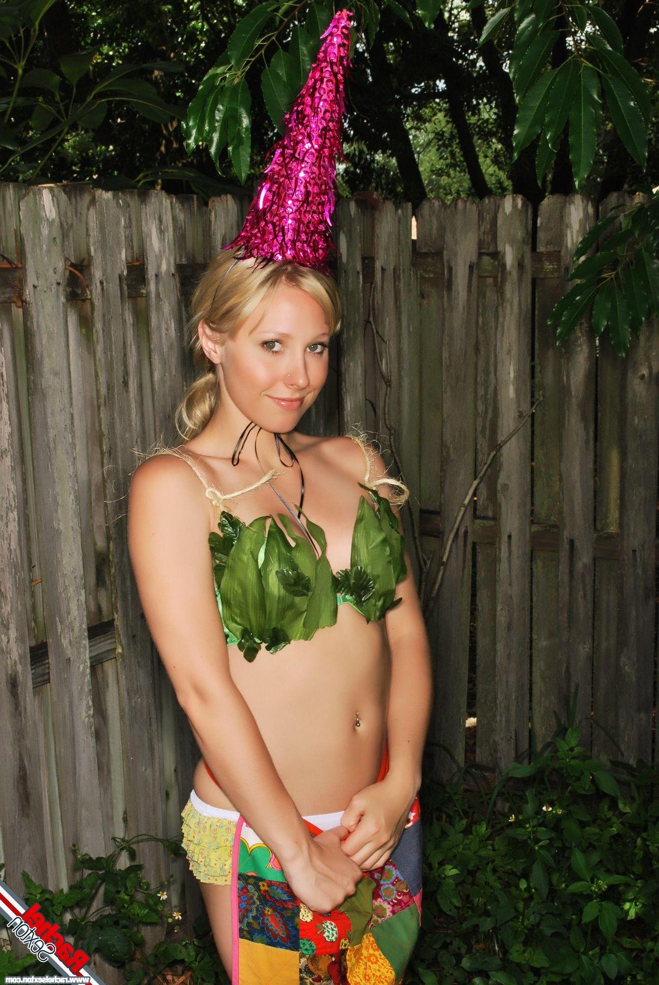 15P Pictures of Rachel Sexton getting naked in the garden