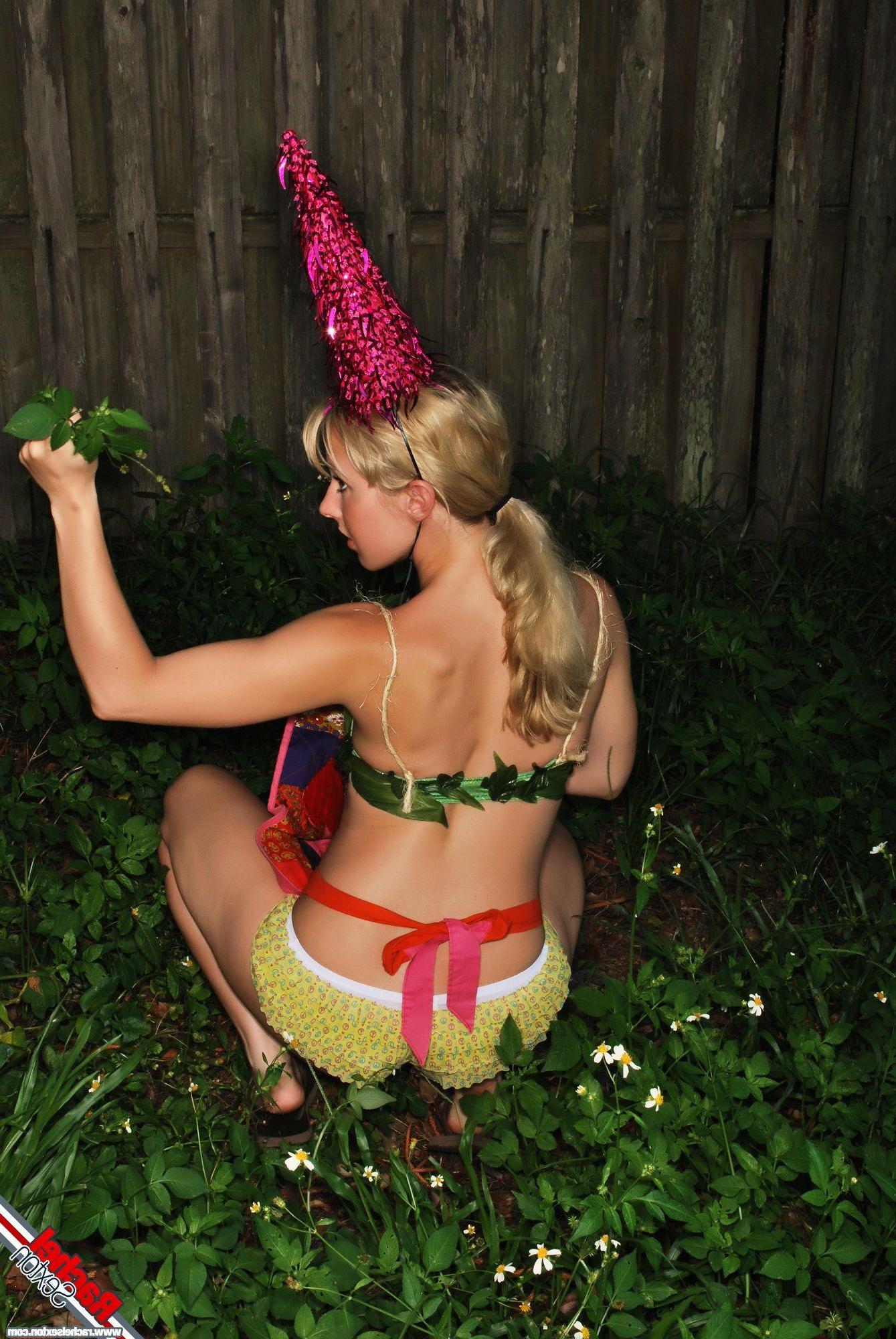 15P Pictures of Rachel Sexton getting naked in the garden