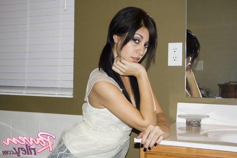 20P Pictures of Raven Riley spreading her pussy lips