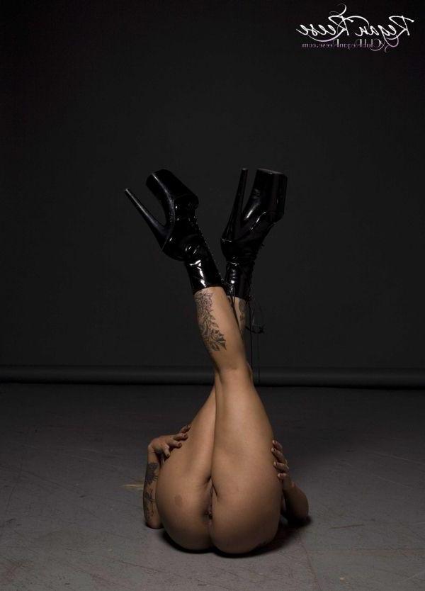 15P Pictures of Regan Reese wearing only her boots