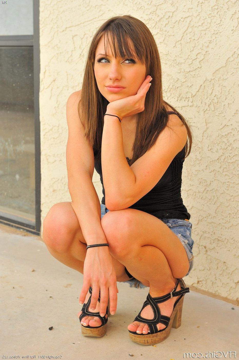 16P Pictures of Risi spreading her pussy outside