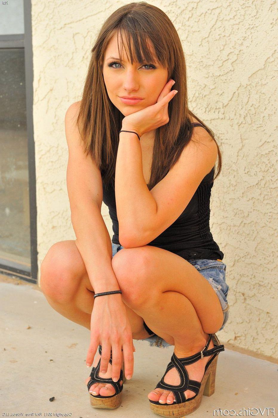 16P Pictures of Risi spreading her pussy outside