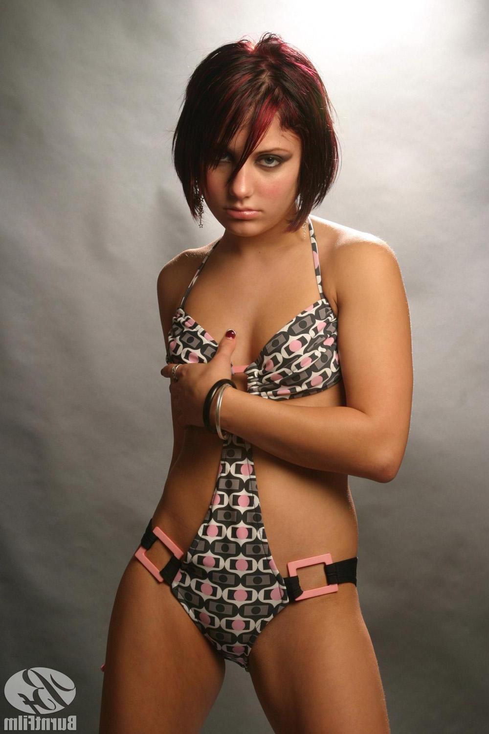 15P Risi Simms flashses in her sexy swimsuit and boots
